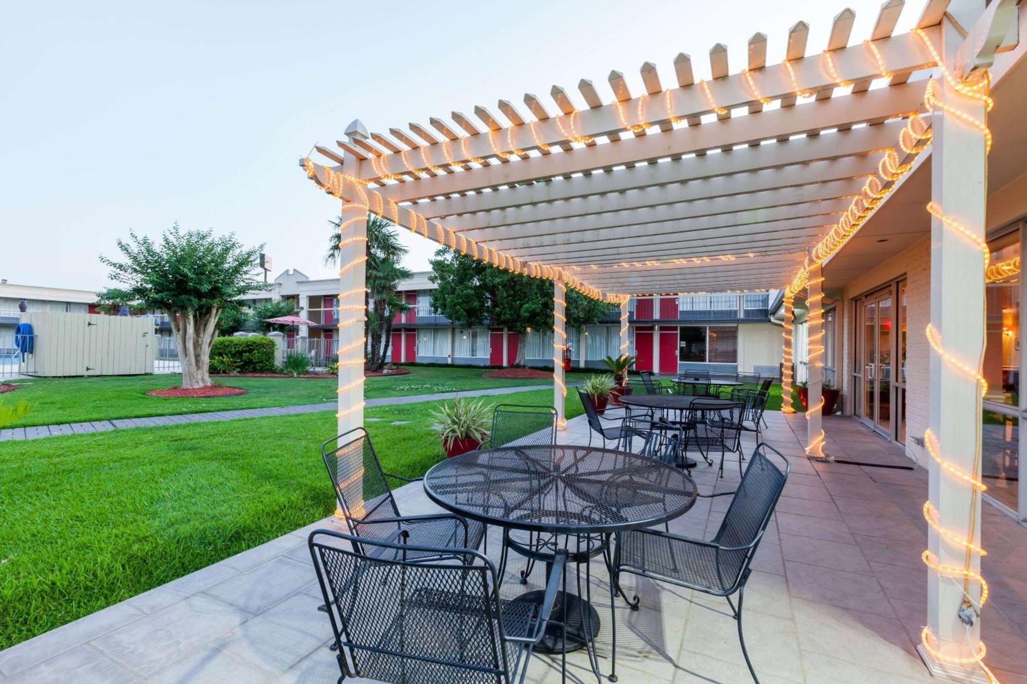 Ramada By Wyndham New Iberia Otel Dış mekan fotoğraf